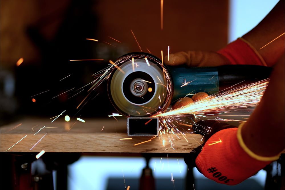 angle grinder work cutting metal